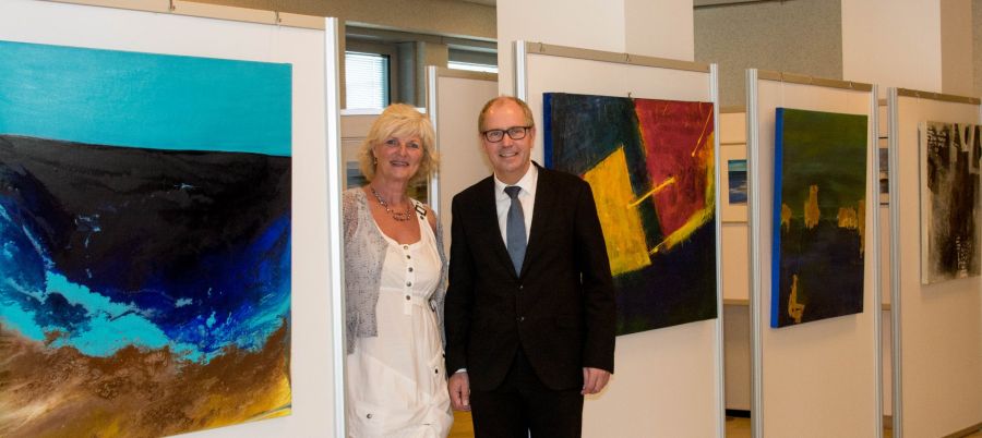 Abstrakte Kunst und Landschaften: Sabine Jaekel (links) zeigt ab sofort ihre Kunstwerke im Foyer des Paderborner Kreishaus. Erster Besucher der Ausstellung war Landrat Manfred Müller (rechts). (Foto: Amt für Presse- und Öffentlichkeitsarbeit, Kreis Paderborn, Anna-Sophie Schindler)